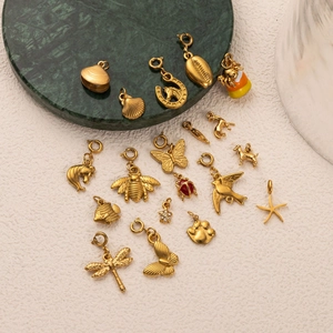 Colgantes de animales de acero inoxidable chapados en oro 18k con perros y abejas