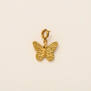 Primer plano detallado del colgante de mariposa chapado en oro 18k con alas grabadas