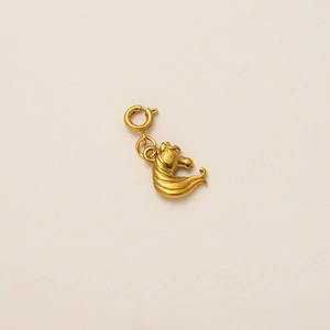 Detalle macro del colgante de cabeza de caballo chapado en oro 18k y acabado pulido