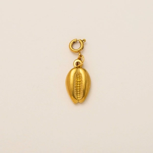 Detalle de colgante de concha bañado en oro 18k con cierre de resorte para joyería DIY