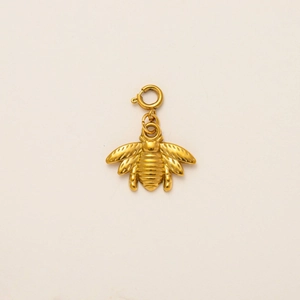 Primer plano de un colgante de abeja dorada detallado con alas y cierre de resorte de oro