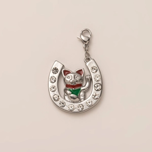 Detail von Hufeisen-Anhänger mit Strasssteinen und Glückskatzen-Charm in Silber