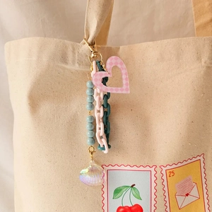Fashionable 18K gold plated keychain with pink checkered heart and shell on canvas bag