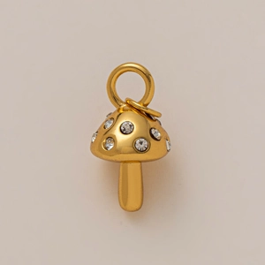 Détail du pendentif champignon plaqué or 18K avec incrustation de zircones