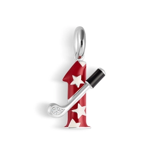 Détail du pendentif chiffre un en émail rouge avec club de golf argenté et zircons brillants