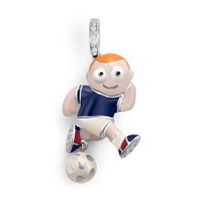 Détail macro d'un pendentif footballeur 3D avec émail coloré et cristaux incrustés de luxe