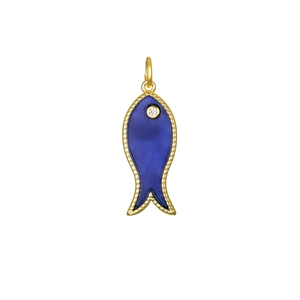 Dettaglio del ciondolo a pesce dorato con smalto blu e castone con gemma bianca brillante