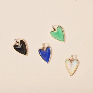 Set de cuatro colgantes de corazón bañados en oro de 14K con circonitas de colores y cristal