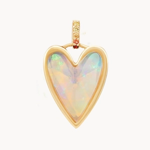 Primer plano de colgante de corazón de opalo bañado en oro 14K con circonitas de colores