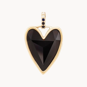 Vista detallada del colgante de corazón con piedra negra y marco de oro de 14K