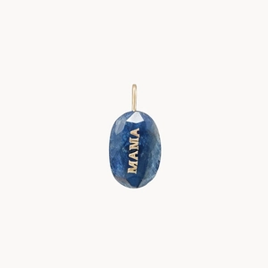 Detalle de colgante ovalado de gema azul con incrustación MAMA bañada en oro 14K