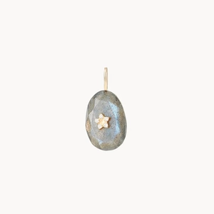 Primer plano del colgante de labradorita ovalada con estrella dorada y reflejos