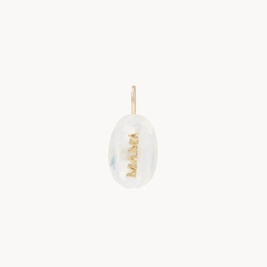 Primer plano de un colgante MAMA chapado en oro de 14K con piedra de luna y asa dorada