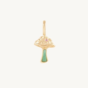 Detalle del colgante de seta en oro de 14K con gema rosa y tallo verde translúcido
