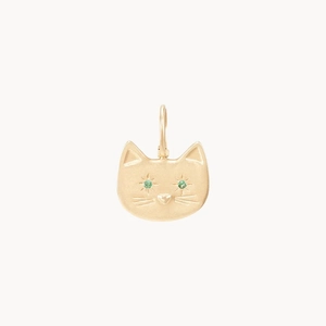 Detalle de colgante de gato bañado en oro 14K con ojos de piedra verde y grabado