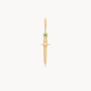 Primer plano detallado de un colgante de daga chapado en oro de 14K con circón verde