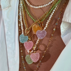 Collar de capas con colgantes de corazones coloridos y perlas elegantes
