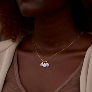 Collier doré avec trois pendentifs opale en forme de goutte, acier plaqué or 18K
