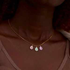 Collier plaqué or 18K avec trois pendentifs en émail coloré et pierres de taille poire