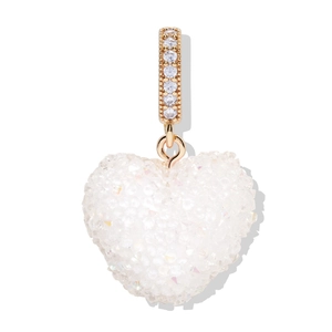 Detalle del colgante en forma de corazón con cristales blancos y cierre dorado