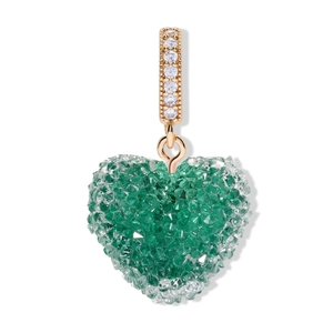 Detalle de colgante corazón de cristal verde y blanco con asa dorada de pavé en blanco