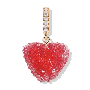 Primer plano del colgante de corazón de cristal rojo con gancho dorado pavimentado