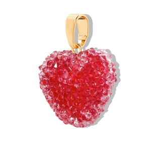 Dettaglio ciondolo a cuore con cristalli rosa e gancio placcato oro su sfondo bianco