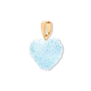 Dettaglio del ciondolo a cuore azzurro con texture cristallo e gancio dorato
