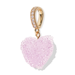 Vista detallada de un colgante de corazón rosa con textura de cristal y enganche dorado