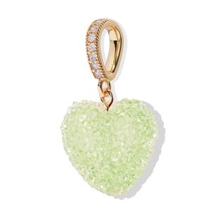 Detalle de un colgante de corazón verde pálido con textura y enganche de oro y circón