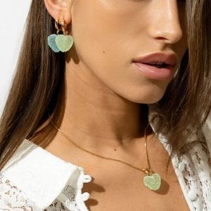 Set collana e orecchini a cuore dorati con ciondoli a cuore smerigliati pastello