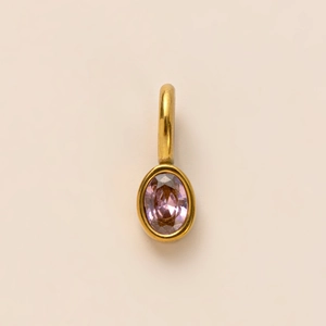 Detail van een 18K vergulde ovale hanger met roze-paarse edelsteen en gebogen haak