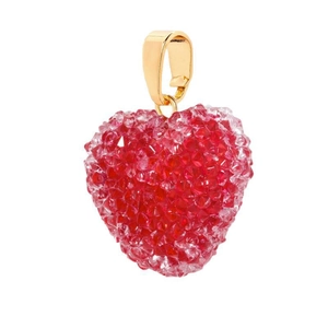 Pendente a cuore in cristallo rosso e trasparente con gancio dorato su sfondo bianco