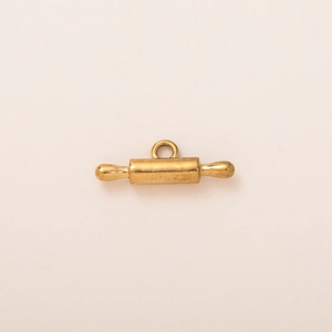 Detalle macro del colgante con forma de rodillo de cocina con baño de oro de 18 quilates