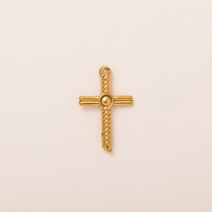 Primer plano detallado de un colgante de cruz vintage dorado con textura de cuerda y oro de 18K