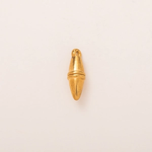 Vista macro de un colgante en forma de lanzadera chapado en oro 18K con acabado mate