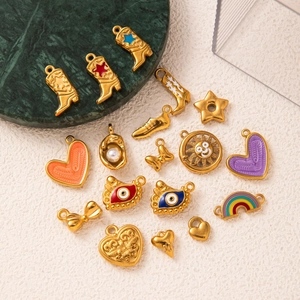 Surtido de colgantes de acero inoxidable chapados en oro de 18K con botas y corazones