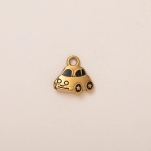 Vista de detalle de un colgante de coche bañado en oro 18K con esmalte negro fino