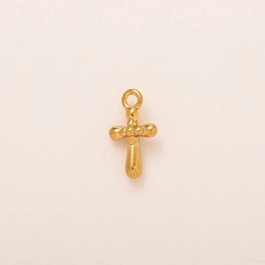 Detalle del colgante de cruz en acero inoxidable bañado en oro 18K con punto en relieve