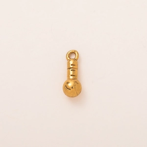 Detalle macro de un colgante en forma de frasco chapado en oro de 18K con acabado pulido