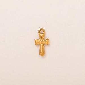 Detalle macro del colgante de cruz con chapado en oro de 18K y acabado mate suave