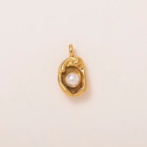Vista detallada del colgante estilo lava bañado en oro de 18K con incrustación de perla