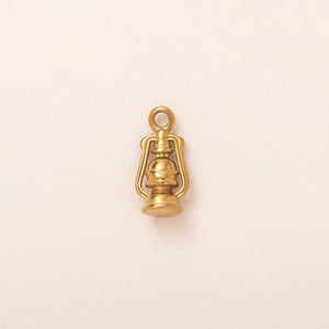 Detalle del colgante de linterna vintage chapado en oro de 18K con anilla superior