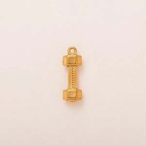 Detalle de colgante de mancuerna chapado en oro 18K con textura para joyería de bricolaje