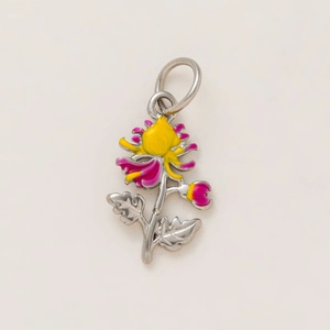 Détail du pendentif cocktail floral avec émail jaune et rose sur acier inoxydable