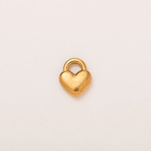 Detalle de un colgante de corazón chapado en oro 18K con un acabado mate y textura esmerilado y mate
