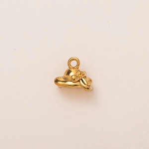 Vista macro de un colgante de sombrero bañado en oro 18K para creación de joyas
