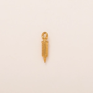 Detalle del colgante de jeringa médica chapado en oro 18K con grabados de escala finos