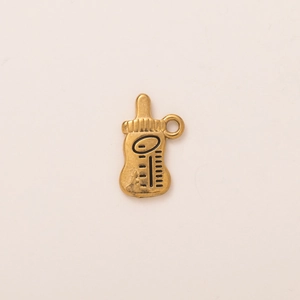 Detalle de un colgante de biberón dorado vintage para la creación de joyas DIY