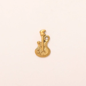 Vista macro del colgante de guitarra eléctrica chapado en oro 18K para joyería DIY